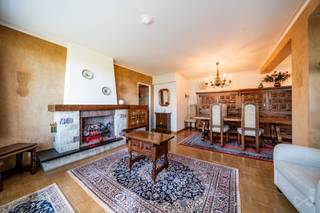 Info: bruxelles.ouest@weinvest.be of 02 315 77 22 | Gelegen op de 5e verdieping van een goed onderhouden gebouw uit de jaren ’70, met conciërge en conform lift, biedt dit appartement een mooie kans om niet te missen. De leefruimte bestaat uit een lichtrijke woonkamer met toegang tot een aangenaam terras met vrij uitzicht op de gemeenschappelijke tuinen, een half uitgeruste keuken, een inkomhal, een douchekamer, een apart toilet en een hoofdslaapkamer met ingebouwde kast. Momenteel ingericht als een één-slaapkamerappartement, werd het oorspronkelijk ontworpen als een tweeslaapkamerappartement, met de mogelijkheid om deze tweede slaapkamer gemakkelijk opnieuw te creëren volgens uw behoeften. Een private kelder vervolledigt het pand en biedt praktische bergruimte. Hoewel enkele verfraaiingswerken te voorzien zijn (keuken, sanitair, elektrische conformiteit), onderscheidt dit appartement zich door zijn praktische ligging, functionele indeling en groot inrichtingspotentieel. Uitstekende energieprestatie: EPC C – collectieve gasketel met warmtekrachtkoppeling, ideaal voor een hoog rendement en energiebesparing. Ideaal als eerste aankoop of als investering, combineert dit pand comfort, bereikbaarheid en potentieel in een aangename omgeving. EPC &gt; C+ – CO₂: 27 kg/(m².jaar) – 109 [kWhEP/(m².jaar)] – Ontdek al onze exclusiviteiten op WWW.WEINVEST.BE<br /><br />👉 Bezoek zonder uitstel! Een echte topper voor wie een appartement naar eigen smaak wil vormgeven.