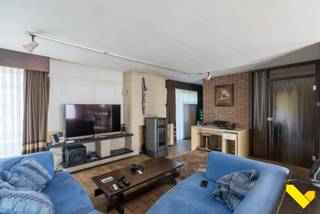 Te renoveren rustig gelegen gelijkvloerse woning op een ruim perceel.<br /><br />We betreden deze rustig gelegen gelijkvloerse woning via de ruime inkomhal met gastentoilet, om vervolgens via de glazendeur de open leefruimte binnen te stappen.  Hier hebben we een gezellige zithoek met naastliggende bureau, een ruime eetkamer met zicht op de tuin en connectie naar de open keuken.  De keuken is voorzien van frigo, oven, kookvuur en dampkap.  Naastliggend hebben we nog een koele berging en is er tevens een doorgang naar de ruime dubbele garage.<br /><br />Gaan we door naar het nachtgedeelte, zijn er drie slaapkamers en een ruime badkamer.  Deze is voorzien van bad/douche-combi en dubbele lavabo.<br /><br />Zetten we een stap naar buiten, hebben we een ruime tuin, met aanpalend aan de leefruimte een aangelegd terras.  Achteraan is er tevens ook nog een tuinhuis voorzien. <br /><br />Bent u geïnteresseerd en wenst u een bezoek?  Bel ons op het nummer 013 66 62 08 en wij helpen u graag verder.
