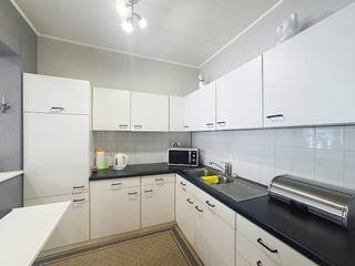 Dit appartement gelegen langs de Nieuwpoortsesteenweg in Mariakerke (Oostende) heeft een oppervlakte van 80 m². De ruime woonkamer met halfopen keuken, de ligging en het feit dat het een kleine residentie is, zijn enkele troeven.<br /><br />Indeling:<br />- inkomhal<br />- woonkamer (34 m²)<br />- keuken (incl. frigo, diepvries, elektrische kookplaat en dampkap)<br />- opbergruimte<br />- alleenstaand toilet<br />- badkamer (incl. ligbad met douche en wastafel)<br />- slaapkamer 1 (11m²)<br />- slaapkamer 2 ( 8m²) <br /><br />Provisie gemeenschappelijke kosten: € 65/maand<br /><br /><br />Ben je geïnteresseerd in dit pand te huur in Oostende? Ga naar de website www.dewaele.com, klik op het pand dat je wenst te huren. Via de rode knop "vraag je bezoek aan" vragen we u kort een profiel in te vullen. Daarna nemen we contact op voor een bezoek. Telefonisch kunnen er geen afspraken gemaakt worden.<br /><br />Deze AI-visualisaties zijn bedoeld als inspiratie. Er werd geen rekening gehouden met technische specificaties, stedenbouwkundige voorschriften of de concrete mogelijkheden tot realisatie.