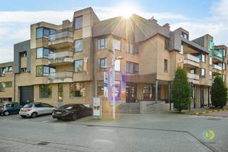 <p><span>Deze centraal gelegen serviceflat op de derde verdieping biedt een unieke opportuniteit in het hart van Vilvoorde  zowel voor investeerders als voor wie op zoek is naar een comfortabele woonoplossing. Met een aantrekkelijk rendement dankzij een maandelijkse huurprijs van 1.043 euro en een uiterst betrouwbare huurder het woonzorgcentrum zelf bent u verzekerd van een zorgeloze en stabiele investering. Het woonzorgcentrum huurt de flat reeds jarenlang en staat in voor zowel de punctuele huurbetalingen als het onderhoud, wat zorgt voor maximale gemoedsrust. Bent u eerder op zoek naar een eigen plek om te wonen? Ook dan is deze flat bijzonder interessant. Dankzij de goede ligging en het comfort biedt ze een veilige en aangename woonomgeving.</span></p><p><span>De indeling is praktisch en doordacht. Bij het binnenkomen via de inkomhal, voorzien van ingebouwde kasten, komt u terecht in een ruime en lichte leefruimte met open keuken. Deze gezellige ruimte geeft uit op een zonnig terras met een aangenaam uitzicht  ideaal om even te ontspannen.De nachthal leidt naar een comfortabele badkamer en een apart toilet, beide volledig uitgerust. De ruime slaapkamer biedt toegang tot een tweede terras, perfect voor een rustig moment in openlucht.</span></p><p><span>Kortom, deze serviceflat combineert een sterke investering met een functionele en comfortabele woonoplossing. Dankzij de uitstekende ligging en de zorgeloze verhuurformule is dit een kans die u niet mag missen.<br /><br /><br /></span></p><p><span> </span></p>