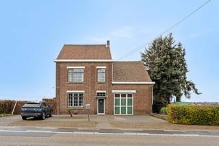 Deze charmante woning is gelegen in Kesselt. Een dorp gelegen in de gemeente Lanaken dat een goede uitvalsbasis is naar alle voorzieningen...