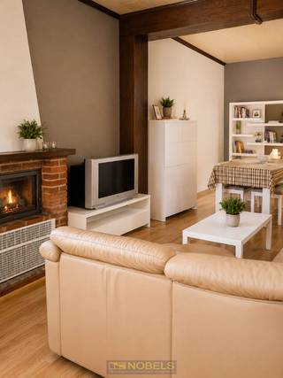Ruime burgerwoning <strong>MET 4 SLAAPKAMERS</strong> in het <strong>HART VAN RONSE</strong>. Deze te moderniseren woning biedt dankzij haar <strong>ROYALE BEWOONBARE OPPERVLAKTE VAN 215M²</strong> bijzonder veel mogelijkheden voor wie op zoek is naar een <strong>RUIME GEZINSWONING OF PAND MET PRAKTIJKRUIMTE</strong>. Op het gelijkvloers bevinden zich een grote leefruimte, afzonderlijke keuken, badkamer met wc en <strong>MEERDERE BERGRUIMTES</strong>. De eerste verdieping omvat <strong>4 SLAAPKAMERS</strong> en een <strong>TWEEDE BADKAMER</strong> met ligbad, twee lavabo’s en toilet. Op de tweede verdieping zijn nog <strong>2 SLAAPKAMERS</strong> aanwezig, terwijl ook de zolder en kelder extra opbergruimte bieden. Op de <strong>VERDIEPING</strong> werd reeds <strong>DUBBELE BEGLAZING</strong> geplaatst en de woning wordt verwarmd op <strong>AARDGAS</strong>. Dankzij de ligging in het centrum van Ronse, geniet u van winkels, scholen, openbaar vervoer en horeca op wandelafstand.<br /><br /><u>Elk voorstel wordt voorgelegd aan de eigenaars.</u><br /><br />Adres: Veemarkt 36 te Ronse<br /><br />Renovatieplicht van toepassing; P-score: D, G-score: D; Bestuursmaatregelen in maatregelenregister: neen.