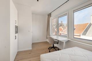 <span><strong>**Luxueus studeren in hartje leuven**</strong></span><br /><br />In de <strong>Ravenstraat</strong> bevindt zich deze volledig gerenoveerde residentie, gelegen pal in het centrum van Leuven. Op slechts een steenworp van het Ladeuzeplein en op wandelafstand van het station en de Bondgenotenlaan geniet je hier van een uiterst centrale ligging.<br /><br />De residentie omvat <strong>15 studentenkamers</strong>, waarvan 14 met gedeelde sanitaire voorzieningen en één kamer met een volledig privatieve badkamer, aangevuld met een <strong>éénslaapkamerappartement</strong>. Alle units worden <strong>volledig bemeubeld</strong> aangeboden en zijn uitgerust met een eigen ontbijthoek.<br /><br />Daarnaast beschikt het gebouw over een <strong>gemeenschappelijke keuken</strong> die volledig is ingericht, zodat studenten naar wens kunnen koken. Er is eveneens een afvallokaal voorzien. Op elk verdiep is er een toilet voorzien die de studenten kunnen delen. Het pand wordt opgeleverd in april 2026 en zal afgewerkt zijn met kwalitatieve materialen en een hoogwaardige afwerking.<br /><br /><span>Het pand is opgedeeld als volgt:</span><br /><span>UNIT 0001: éénslaapkamer appartement (52,98 m2) met privatief terras</span><br /><span>UNIT 0101: Kamer met douche en lavabo (12,97 m2) aan de achterzijde van het gebouw</span><br /><span>UNIT 0102: Kamer met douche en lavabo (13,14 m2) aan de achterzijde van het gebouw</span><br /><span>UNIT 0103: Kamer met douche en lavabo (12,45 m2) aan de voorzijde van het gebouw</span><br /><span>UNIT 0104: Kamer met douche en lavabo (12,53 m2) aan de voorzijde van het gebouw</span><br /><span>UNIT 0201: Kamer met douche en lavabo (12,95 m2) aan de achterzijde van het gebouw</span><br /><span>UNIT 0202: Kamer met douche en lavabo (12,70 m2) aan de achterzijde van het gebouw</span><br /><span>UNIT 0203: Kamer met douche en lavabo (12,62 m2) aan de voorzijde van het gebouw</span><br /><span>UNIT 0204: Kamer met douche en lavabo (12,47 m2) aan de voorzijde van het gebouw</span><br /><span>UNIT 0301: Kamer met douche en lavabo (12,63 m2) aan de achterzijde van het gebouw</span><br /><span>UNIT 0302: Kamer met douche en lavabo (12,64 m2) aan de achterzijde van het gebouw</span><br /><span>UNIT 0303: Kamer met douche en lavabo (12,38m2) aan de voorzijde van het gebouw</span><br /><span>UNIT 0304: Kamer met douche en lavabo (12,48 m2) aan de voorzijde van het gebouw</span><br /><span>UNIT 0401: Kamer met douche en lavabo (12,61 m2) aan de achterzijde van het gebouw</span><br /><span>UNIT 0402: Kamer met douche en lavabo (12,68 m2) aan de achterzijde van het gebouw</span><br /><span>UNIT 0403: Kamer eigen sanitair (12,61 m2) aan de voorzijde van het gebouw<br /><br /><span><span><strong>Interesse in een bezoek ter plaatse? Met plezier! Contacteer onze Expert Investeringsvastgoed Jacky: 0495 53 46 49 of jacky@connect-immo.be</strong></span><br /><br />EPB Startverklaring</span></span>