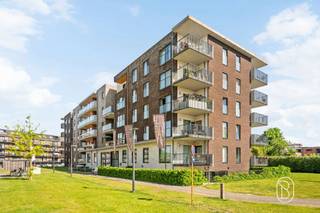 <p>Moderne assistentieflat met terras in een comfortabele residentie met ondersteuning op maat! Deze verzorgde assistentieflat van 63 m² combineert zelfstandig wonen met extra gemoedsrust dankzij de aanwezigheid van een woonassistent. Gelegen in een moderne residentie uit 2016, geniet u hier van alle comfort in een veilige en aangename omgeving, dicht bij winkels, openbaar vervoer en andere voorzieningen. <br /><br />INDELING:<br />Inkomhal, lichtrijke leefruimte met volledig geïnstalleerde open keuken, praktische wasplaats/berging, ruime slaapkamer van 13,29 m², comfortabele badkamer met alle voorzieningen en een apart toilet. Daarnaast beschikt het appartement over een aangenaam terras/balkon en een private kelderberging.<br /><br />De residentie richt zich op personen die zelfstandig kunnen wonen, met ondersteuning binnen handbereik indien nodig. Een woonassistent is 6 dagen op 7 aanwezig en staat in contact met diverse zorgverleners om bewoners naar de juiste hulpverlening te begeleiden.<br /><br />Voor wie is dit pand ideaal?<br />♦ Voor 65-plussers of personen met een zorgnood die zelfstandig willen blijven wonen.<br />♦ Voor investeerders die op zoek zijn naar een zorgvastgoedbelegging met verhuurmogelijkheden.<br />♦ Voor wie comfort, veiligheid en ondersteuning wil combineren in een moderne woonomgeving.<br /><br />Extra troeven:<br />✔ EPC-label A<br />✔ Lift aanwezig<br />✔ Private kelderberging<br />✔ Mogelijkheid tot het huren van een parkeerplaats<br />✔ Moderne residentie gebouwd in 2016<br /><br />Bezoek na afspraak met Immo Beguin: info@immobeguin.be</p>