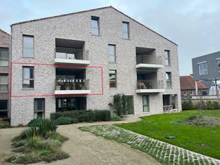 Op de eerste verdieping van deze nieuwe residentie bevindt zich dit aangenaam appartement, met een lichtrijke leefruimte en eigentijdse open keuken, alsook 2 ruime slaapkamers, badkamer, gastentoilet en afzonderlijke berging. <br />Eveneens voorzien : ruim, zuidgeoriënteerd terras. <br /><br />Het appartement werd volledig geschilderd en o.a. voorzien van gordijnen, armaturen, ... . <br />Dit BEN-appartement werd voorzien van o.a. 7st. zonnepanelen, ... . <br /><br />Inbegrepen ruime kelderberging en gemeenschappelijke fietsenberging.<br />Ondergrondse staanplaats bij te huren aan 80 euro / maand. <br />Provisie vaste kosten : 85 euro / maand. <br /><br />Kortom : technisch en esthetisch een topper.
