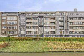 Wonen op een toplocatie in Gent, waar het bruisende stadsleven en rust aan het water samenkomen? Dit ruime appartement te koop in residentie Ensor (bouwjaar 2001) biedt het beste van twee werelden. Gelegen tussen de historische Bijlokesite en de vernieuwde stationsbuurt Gent-Sint-Pieters, geniet u hier van een uitzonderlijk vlotte bereikbaarheid én bevindt u zich op wandelafstand van het stadscentrum.De lichtrijke leefruimte valt direct op door de grote raampartijen met een rustgevend uitzicht op het water. Aansluitend vindt u de uitgeruste keuken met een praktische berging voor extra opslag. Met drie volwaardige slaapkamers en twee badkamers biedt dit appartement optimaal comfort voor gezinnen of wie een ruim thuiskantoor wenst. Het terras vormt de ideale plek om te ontspannen aan de waterkant.Troeven: - Top Locatie!- Ruim appartement - EPC A- Zicht op het water Op zoek naar een ruim appartement met EPC A? Contacteer ons voor een bezoek ter plaatse. De eigendom wordt aangeboden via de Pre-sale formule. Van 19/02/2026 om 16:00 tot 21/02/2026 om 18:00 kan u de woning op afspraak komen bezichtigen en een bod uitbrengen. De vermelde prijs is een instelprijs. Voor meer info, gelieve contact op te nemen met de dossierverantwoordelijke.