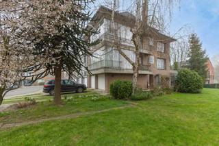 Immo Pické biedt U deze opbrengsteigendom aan bestaande uit 4 wooneenheden en 2 garages gelegen in een doodlopende straat en op wandelafstand van het station en het centrum van Halle. Actueel bestaat het gebouw uit 3 appartementen, 2 garages en een 1 studio. Vergunde stedenbouwkundige toestand: 2 appartementen, 2 garages, een berging en een zolderruimte !!<br /><br />Het gebouw is als volgt ingedeeld:<br />- Gelijkvloers: 2 garages, gemeenschappelijke inkomhal, een woonkamer, een keuken, een douchekamer en een slaapkamer<br />- Eerste en tweede verdieping: een woonkamer, een keuken, een terras, een hal, 2 slaapkamers en een badkamer<br />- Derde verdieping: een hal, een woonkamer, een keuken, een badkamer en een slaapkamer<br />- Voor het gebouw: 2 open autostaanplaatsen.<br /><br />EPC gelijkvloers - 20210830-0002422817-RES-2 - 383kwh/m² - label D<br />EPC verdiep 1 - 20260326-0003833471-RES-1 - 428kwh/m² - label E<br />EPC verdiep 2 - 20260331-0003835573-RES-1 - 213 kwh/m² - label C<br />EPC studio - 20211208-0002505984-RES-2 - 175 kwh/m² - label B<br /><br />Voor verdere informatie, aarzel niet het kantoor te contacteren.