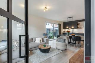 Instapklare energiezuinige woning met een woonopp. van 140m², voorzien van een leefruimte met open keuken, berging, terras, 3 ruime slaapkamers, badkamer en een ruime ondergrondse garage van maar liefst 58m².<br /><br />De woning is gelegen in Residentie De Veldhoeve en kenmerkt zich door de rustige ligging in het dorp Veldwezelt. <br />Er zijn vlotte verbindingen met de autostrade en Maastricht is bereikbaar binnen 10 autominuten. Dagdagelijkse voorzieningen zoals o.a. supermarkten, scholen zijn vlakbij.<br /><br />Bezichtig deze woning ook digitaal en 'loop' zelf door de woning. Kijk daarvoor op onze website of via: <br />my.matterport.com/show/?m=RKLVntZmoAB<br /><br />INDELING<br /><br />Gelijkvloers:<br /><br />- De inkomhal met natuurstenen vloer beschikt over een gastentoilet en fonteintje;<br />- De leefruimte met parkettegel staat in verbinding met de moderne open keuken. De keuken is voorzien van een afwasmachine, combi-oven, frigo, inductie kookplaat, dampkap, spoelbak en softclose keukenkasten;<br />- Het ZW-gericht terras (circa 24 m²) is te bereiken via de schuifpui in de keuken en is aangelegd met klinkers, verschillende beplantingen en een gedeelte kunstgras;<br />- De praktische berging heeft een wasmachineaansluiting en biedt toegang tot de garage in de kelderverdieping;<br />- 3 dubbele beglazing aanwezig.<br />  <br />1e verdieping: <br /><br />- Nachthal met 3 slaapkamers ( circa 14 m² + 14 m² + 19 m²), badkamer en technische ruimte/berging;<br />- De ruime derde slaapkamer (circa 19m²) heeft 2 Veluxramen met verduisterende gordijnen;<br />- De badkamer is voorzien van een toilet, ligbad, inloopdouche met regendouche, dubbele lavabo en verwarmde spiegel met verlichting;<br />- De technische ruimte beschikt over een wasmachineaansluiting, D-ventilatiesysteem (Vent-Axia) en C.V.-installatie (De-Dietrich).<br /><br />Zolder:<br />- Ruime zolderverdieping, wordt momenteel gebruikt als extra opbergruimte. Kan mits het plaatsen van een vaste trap ook nog dienen als extra slaapkamer.<br /><br />Kelder / Garage:<br />- Zeer ruime garage van 58 m² met elektrische poort, ideaal voor het stallen van 2 auto's of gedeeltelijk/geheel als hobbyruimte te gebruiken;<br />- Gemeenschappelijke kelderberging voor fietsen en containers;<br />- Gemeenschappelijke regenwaterput, aangesloten op de toiletten en buitenkraan;<br />- Tevens is er een gemeenschappelijke tuin aan de achterzijde van het gebouw en is de parkeerkelder bereikbaar via een elektrische poort.<br /><br />Gemeenschappelijke maandelijkse kosten bedragen € 105 per maand.<br /><br />Energieprestatie en binnenklimaat (EPB-EPC)<br />Certificaat beschikbaar: ja<br />EPC certificaatnummer: 73042-G-DBA_2016001290/EP13625/A154/D01/SD001<br />Berekende energiescore : (kWh/m²): E38, A label<br />Het certificaat is geldig tot en met: 13/10/2031<br />Electrische installatie: ja - CONFORM t.e.m. 05/11/2044<br /><br />Informatie stedenbouwkundige voorschriften:<br />Stedenbouwkundige vergunning: ja, vergund.<br />Dagvaarding uitgebracht: niet van toepassing<br />VOORKOOPRECHT OP DIT GOED: neen<br />VERKAVELINGSVERGUNNING: niet van toepassing<br />WATERGEVOELIG OPENRUIMTEGEBIED: neen<br /><br />Overstromingsgevoelige gebieden: <br />Perceelscore of P-score : D<br />Gebouwenscore of G-score: B<br />Ligging in Signaalgebied: neen<br />Ligging in afgebakende oeverzone of afgebakend overstromingsgebied: neen<br /><br />A:geen overstroming gemodelleerd B: kleine kans op overstromingen onder klimaatverandering C: kleine kans op overstromingen D: middelgrote kans op overstromingen<br /><br />Beschermd erfgoed<br />GEINVENTARISEERD ERFGOED: neen<br />BESCHERMD ONROEREND ERFGOED: neen