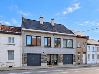 Gezellig, <strong>INSTAPKLAAR 2-SLAAPKAMERAPPARTEMENT</strong> met <strong>RUIME GARAGE</strong> en zolder, gunstig gelegen te Lessen. Bij het betreden van het appartement komt u terecht in de inkomhal met afzonderlijk toilet. De lichtrijke woonkamer vormt een aangename leefruimte en sluit mooi aan op de <strong>INGERICHTE KEUKEN</strong>. Verder beschikt het appartement over <strong>TWEE VOLWAARDIGE SLAAPKAMERS</strong> en een ingerichte badkamer. Een belangrijke <strong>EXTRA TROEF IS DE RUIME ZOLDER</strong>, die heel wat bijkomende <strong>OPBERGMOGELIJKHEDEN</strong> biedt. Dankzij de goede bereikbaarheid en de nabijheid van openbaar vervoer, winkels, scholen en <strong>BELANGRIJKE INVALSWEGEN</strong> geniet u hier van een praktische ligging voor het dagelijkse leven. Ook een <strong>RUIME GARAGE</strong> is inbegrepen. Momenteel verhuurd aan <strong>690 EUR/MAAND</strong>.<br /><br /><strong>Adres: </strong>Chaussée de Renaix 30A, 7860 Lessen<br /><br />PEB: 203 kWh/m² - UC: 20221029001263