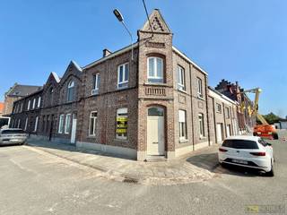 Dit <strong>KARAKTERVOLLE, LICHTRIJKE</strong> en <strong>INSTAPKLARE </strong>pand is gunstig gelegen nabij het centrum van Oudenaarde, op een boogscheut van verschillende winkelketens, het station, scholen en belangrijke invalswegen. Dankzij het gebruik van<strong> KWALITEITSVOLLE MATERIALEN </strong>geniet de woning van een <strong>ENERGIEZUINIG KARAKTER.</strong> De ruime indeling en verzorgde afwerking maken dit de ideale woning voor wie comfortabel en centraal wil wonen.<br /><br />De indeling gaat als volgt; inkom, <strong>GEZELLIGE WOONKAMER</strong>, ingerichte keuken, eetkamer, kelder, hall, <strong>3 VOLWAARDIGE SLAAPKAMERS, </strong>afzonderlijk toilet en ingerichte badkamer. Buitenshuis is het heerlijk vertoevn op het <strong>AANGENAAM TERRAS</strong> en is de woning voorzien van een buitenberging (wasplaats), afzonderlijk toilet, een etra berging en een <strong>HOBBYKAMER/POLYVALENTE RUIMTE. </strong><br /><br /><strong>Adres: </strong>Hofstraat 10 - 9700 Oudenaarde<br />Beschikbaar vanaf 1 oktober 2026<br />Huurprijs: € 995,00/ maand<br />EPC: 300 kWh/m² - UC: 3085526