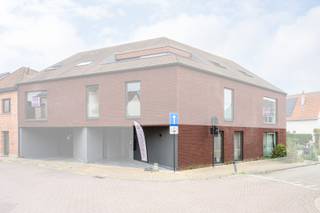 In het hartje van Heusden, op wandelafstand van de bakker, slager, grootwarenhuizen, ... vinden we dit kleinschalig appartementsgebouw...