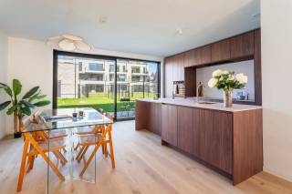 Bekijk de projectpagina: https://www.listedproperty.be/nieuwbouw/project-schuttershof<br /><br />Schuttershof is een woonproject van 14 energiezuinige appartementen en 4 woningen.<br />De omgeving in en rond Ekeren is een stedelijke omgeving waar groen overal aanwezig is.<br /><br />Schuttershof zal voor elke bewoner zorgen voor een optimaal wooncomfort én voor heerlijke buitenruimtes.?<br />Of het nu een ruime tuin of een terras is, elke dag genieten!<br /><br />Een optimaal wooncomfort, voorzien op de toekomst.<br /><br />Het project is verdeeld in 2 aparte gedeeltes die met elkaar verbonden zijn door privatieve tuinen en een ondergrondse garage.<br />Het gedeelte dat we vinden aan de Kapelsesteenweg behuisd een 14 appartementen met een mix van 1 tot 2 slaapkamers.<br />Het gedeelte aan de Alfons de Schutterstraat behuisd 4 woningen met 3 slaapkamers en een zolderruimte, eventueel in te richten als een 4e slaapkamer.<br /><br />Alle appartementen en woningen voldoen aan de strengste normen kwestie isolatie.<br /><br />Ontwikkelaar - ANTVEST<br /><br />Antvest is een loyale partner die de leefruimte creëert die u nodig heeft. Door een no-nonsense aanpak en transparante manier van werken weet u altijd waar u staat. Daarboven optimaliseert Antvest door zijn dynamische aanpak elke kans voor alle partijen.<br /><br />Prijzen zijn exclusief registratierechten en BTW.<br />Mogelijkheid tot aankoop onder gunsttarief 6% BTW voor de appartementen.<br /><br />Ondergrondse parking te koop aan 27.500 euro excl kosten.<br /><br />EPB in opmaak.<br /><br />Contacteer LISTED voor meer informatie: +32 3 283 51 51.