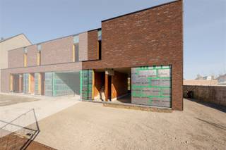 <p><span><strong>KIJKDAG ZA 11/04 | 6% BTW MOGELIJK | ENERGIEZUINIGE EN KWALITATIEVE HALFOPEN NIEUWBOUWWONING MET CARPORT EN 3 SLAAPKAMERS </strong></span><br /><span>Deze kwalitatieve halfopen nieuwbouwwoning is centraal gelegen in Vinkt op slechts 6 min. van Deinze, op 10 min. van Aalter en op wandelafstand van bakker, slager, school, sporthal en supermarkt. </span><br /><span>Deze woning heeft een optimale indeling met ruime leefruimte en open keuken, voldoende bergruimte, carport én 3 volwaardige slaapkamers.</span><br /><span>De warmtepomp met vloerverwarming en passieve koeling op 2 verdiepen, zonnepanelen, maximale isolatie en ventilatiesysteem D dragen bij tot een zeer energiezuinige eigendom.</span><br /><span>Dit alles op een mooi perceel van 239m² en met de mogelijkheid van het verlaagde 6% btw-tarief. </span><br /><span>Kijkdag op afspraak zaterdag 11 april, mail of bel om jouw afspraak vast te leggen. </span></p><p><span><strong>INDELING:</strong></span><br /><span>We komen binnen in de inkomhal met afzonderlijk toilet. Vanuit de inkom komen we terecht in de ruime leefruimte met open keuken.</span><br /><span>De leefruimte biedt grote raampartijen die voor een natuurlijke lichtinval alsook een mooi zicht op te tuin zorgen.</span><br /><span>Vanuit de keuken heeft men rechtstreekse toegang naar de wasplaats/berging.</span><br /><span>Op het verdiep vinden we de nachthal met afzonderlijk toilet en toegang tot 3 volwaardige slaapkamers en de badkamer met inloopdouche en dubbele lavabo met meubel.</span><br /><span>Buiten kan men genieten van een mooie tuin met afgewerkt terras. Tot slot wordt er nog een carport voorzien en geniet men een extra staanplaats op de oprit.</span><br /><span>De woning wordt volledig afgewerkt opgeleverd met inspraak van materiaalkeuze.</span><br /><span>Het lastenboek is beschikbaar en kan men raadplegen op aanvraag.</span></p><p><span><strong>TROEVEN:</strong></span><br /><span>- Warmtepomp met vloerverwarming en passieve koeling</span><br /><span>- Zonnepanelen aanwezig</span><br /><span>- 3 ruime slaapkamers</span><br /><span>- Carport + aangelegd terras</span><br /><span>- Regenwaterput 10.000L</span></p>