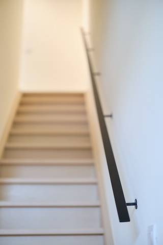 Hectaar bouwt energiezuinige en praktisch ingerichte nieuwbouwwoningen binnen een kleinschalig project en op een zeer centrale ligging te Dendermonde (Grembergen).<br />De woning heeft een centrale ligging tussen Dendermonde en Lokeren maar ook kan je winkels, scholen en openbaar vervoer in de directe omgeving terugvinden. Dit alles in de combinatie met een landelijke omgeving maakt de locatie ideaal voor gezinnen.<br /><br />Bij elke woning krijgt de koper de kans om volledig inspraak te hebben in de inrichting en afwerking van de woning. In samenspraak met onze betrouwbare partnerleveranciers kies je zelf de materialen en afwerking volgens smaak en budget – zo maak je van deze woning écht jouw thuis.<br /><br /><strong>Indeling Lot 04:</strong><br />Gelijkvloers: Inkomhal met gastentoilet, ruime leefruimte met open keuken en inpandige garage<br />Verdieping: Nachthal met apart toilet, 3 zeer slaapkamers (16,20m² - 12,50m² - 12,06m²), aparte berging en badkamer uitgerust met ligbad, inloopdouche en dubbele lavabomeubel (8,5m²)<br />Zolder: Toegankelijk via het zolderluik - ideaal als extra opbergruimte<br /><br /><strong>Troeven van deze woning:</strong>
<ul>
	<li>Energiezuinig wonen</li>
	<li>Lucht/water warmtepomp, zonnepanelen en vloerverwarming </li>
	<li>Ruime percelen</li>
	<li>Regenwaterput 7.500l aangesloten op toiletten/wasmachine/buitenkraan</li>
</ul>
<br />Wens je meer informatie, contacteer ons vandaag nog voor meer informatie of een afspraak op kantoor te Asse. Plannen kan u terugvinden op www.hectaar.be<br />(Foto's zijn referentiebeelden van voorgaande projecten)