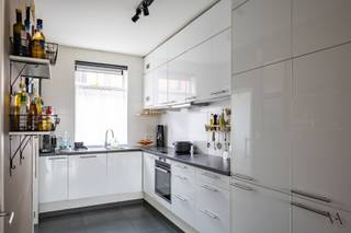 In een rustige, gezellige buurt met scholen op wandelafstand en veel jonge gezinnen in de omgeving staat deze gezellige gerenoveerde rijwoning klaar voor nieuwe bewoners.<br /><br />Bij het binnenkomen leidt de inkomhal je naar een frisse keuken en een aansluitende eetkamer, terwijl de leefruimte achteraan dankzij het grote raam een mooi zicht biedt op het achterliggende tuintje.<br /><br />Op de eerste verdieping bevinden zich twee slaapkamers, een badkamer met bad-douchecombinatie en wastafel, een aparte wasruimte en een afzonderlijk toilet.<br /><br />De tweede verdieping verrast met nog twee slaapkamers en een tussenkamer die vandaag dienstdoet als bureau, aangevuld met een extra badkamer met douche en toilet. Bovenaan biedt de zolderruimte bijkomende opberg- of hobbymogelijkheden.<br /><br />De achterliggende tuin vormt een fijne plek om te genieten van wat buitenruimte en is voorzien van een praktische tuinberging.<br /><br />De woning werd doorheen de jaren vernieuwd met aandacht voor comfort en energiezuinigheid, met onder meer zonnepanelen, ventilatiesysteem, een waterverzachter en vloerverwarming, en met conforme attesten voor elektriciteit en asbest. <br /><br />Wie extra parkeergelegenheid wenst, kan om de hoek een garagebox met bijkomende staanplaats mee aankopen.<br /><br />Contacteer ons voor meer info of een bezoek ter plaatse.