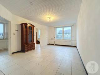 Deze ruime woning is centraal gelegen in Meeuwen en biedt een aangename woonomgeving met alle dagelijkse voorzieningen binnen handbereik. Dankzij de gunstige ligging geniet u bovendien van een vlotte verbinding naar onder andere Genk en omliggende gemeenten. De woning beschikt daarnaast over een garage, wat zorgt voor extra comfort en parkeergelegenheid.<br /><br />Algemeen: <br />- verwarming op aardgas; <br />- EPC label F ;<br />- Dubbele beglazing. <br /><br />Indeling: <br />- Inkomhal<br />- Woonkamer<br />- Keuken <br />- 3 slaapkamers<br />- Badkamer <br />- Apart toilet<br />- Garage<br />