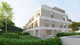 Tellhove is een eigentijds nieuwbouwproject, gelegen aan de Ringlaan in Zandhoven. In deze aantrekkelijke woonomgeving worden 27 stijlvolle appartementen gerealiseerd met een sterke focus op wooncomfort, duurzaamheid en architecturale kwaliteit.<br /><br />De appartementen zijn ontworpen met bijzondere aandacht voor ruimte, licht en leefkwaliteit. Grote raampartijen en ruime terrassen creëren een aangename verbinding tussen binnen en buiten, terwijl de doordachte indelingen zorgen voor optimaal wooncomfort. De hedendaagse architectuur geeft het project een eigentijdse uitstraling die harmonieus aansluit bij de omgeving en tegelijk een herkenbare plaats inneemt in het straatbeeld. Bovendien worden ruime afwerkingsbudgetten voorzien voor keuken, sanitair en vloerafwerking, waardoor toekomstige bewoners hun appartement kunnen personaliseren volgens hun eigen smaak en woonwensen.<br /><br />Ook op vlak van energieprestaties kiest Tellhove resoluut voor de toekomst. De appartementen voldoen aan de BEN-normen en worden uitgerust met geothermische warmtepompen, vloerverwarming en passieve koeling. Zonnepanelen, hoogwaardige isolatie en een energiezuinig ventilatiesysteem D met warmterecuperatie zorgen voor een aangenaam binnenklimaat, een uitzonderlijk wooncomfort en een laag energieverbruik. Dankzij het gunstige E-peil genieten kopers bovendien gedurende de eerste vijf jaar van een vermindering op de onroerende voorheffing. Daarnaast beschikt elk appartement over een kelder- en fietsenberging met laadmogelijkheid voor elektrische fietsen en is er een centraal systeem voorzien voor het laden van elektrische wagens. Voor extra comfort zijn ondergrondse autostaanplaatsen en kelderbergingen beschikbaar, die mee aangekocht worden tegen meerprijs.<br /><br />Dankzij de centrale ligging bevinden winkels, scholen, horeca, sportfaciliteiten en openbaar vervoer zich op korte afstand. Tellhove combineert de rust van een aangename woonomgeving met de voordelen van een levendige gemeente, waardoor het project zowel interessant is voor eigen bewoning als voor investeerders die op zoek zijn naar een duurzame en waardevaste investering.<br /><br />De verkoop gebeurt onder het btw-stelsel. Onder de geldende voorwaarden kunnen kopers bovendien genieten van het verlaagde btw-tarief van 6%, wat Tellhove niet alleen aantrekkelijk maakt voor wie op zoek is naar een nieuwe thuis, maar ook voor investeerders die kiezen voor een duurzame en toekomstgerichte verhuring.