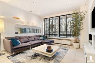 Te koop: modern 2-slaapkamerappartement met wellness-allure in Antwerpen<br /><br />In het centrum van Antwerpen vind je dit stijlvolle en instapklare appartement. Je wordt verwelkomd in een praktische inkomhal, voorzien van een apart gastentoilet en een handige berging, extra ingemaakte kasten met aansluiting voor wasmachine/ droogkast.<br /><br />De ruime leefruimte baadt in natuurlijk licht en is smaakvol afgewerkt met inbouwspots, een stijlvolle cine-wall met tv-aansluiting en een dubbele haard die voor extra sfeer en gezelligheid zorgt. Decoratieve wandplanken geven het geheel een warme, eigentijdse uitstraling. Aansluitend bevindt zich de open keuken, volledig uitgerust met stoom- en combioven, microgolf, vaatwasser, koelkast/ diepvriezer, spoelbak en een duurzaam stenen werkblad. <br /><br />Verder beschikt het appartement over twee slaapkamers, beide gelegen aan de achterzijde van het gebouw, wat gegarandeerde rust biedt. De ruime master bedroom is voorzien van ingemaakte kasten en een ensuite badkamer met uitgesproken wellness-vibes: een dubbele wastafel, dubbele inloopdouche en een royaal verwarmd bubbelbad voor twee personen creëren hier een echte spa-ervaring in eigen huis. <br /><br />De tweede slaapkamer beschikt eveneens over een eigen douche en wastafel, wat het ideaal maakt voor co-housing. Aansluitend is er bovendien een terras waar u in alle rust kan genieten van de buitenlucht. In de kelder is er tevens een praktische bergruimte aanwezig. Verder geniet u van een energiezuinig EPC met lage B-score, zijn de dakwerken reeds uitgevoerd in 2022, is er een lift aanwezig in het gebouw en beschikt de VME over een gezonde financiële toestand. <br /><br />Pas nadat u binnen volledig overtuigd bent van de ruimte, het comfort en de afwerking, ontdekt u de extra troef van deze eigendom: de ligging. Benieuwd? Voor meer info: info@immobern.be/ 0493 73 96 72! Tot snel!