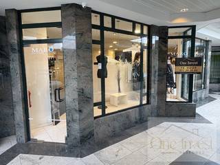 Te huur: mooie, instapklare kledingwinkel in het centrum van Lommel. De winkel is volledig ingericht met paskamers, rekken, toonbank en verlichting – klaar om meteen in gebruik te nemen.<br />Er is een privéparkeerplaats in de kelder inbegrepen, samen met een aparte berging, ideaal voor voorraad of extra opslag.<br /><br />Enkele kenmerken:<br />Volledig ingerichte winkelruimte<br />Gelegen in het centrum, met veel voorbijgangers<br />Privéparkeerplaats in de kelder<br />Aparte berging inbegrepen<br /><br />Interesse? Neem gerust contact op voor meer info of een bezichtiging.