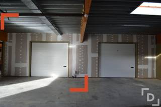 De opslagruimte is gelegen langs een invalsweg van Ieper en vlotte verbinding naar A19 en is onderdeel van een KMO complex.De ruimte bevat +/- 100...