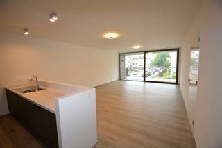 Energiezuinig nieuwbouwappartement op de eerste verdieping met 1 slaapkamer, prachtig terras en garagebox gelegen te centrum Ranst, bestaande uit: inkomhal met apart toilet met handenwasser; leefruimte met veel lichtinval en directe toegang via schuifraam naar het ruime terras met ideale zuid oriëntatie; volledig ingerichte keuken voorzien van alle toestellen; handige bijkeuken met aansluiting voor wasmachine; slaapkamer; badkamer voorzien van inloopdouche en lavabomeubel. Voorts beschikt het appartement over een extra ruime, ondergrondse garagebox met automatische poort en elektriciteitsaansluiting. Ook alle voorzieningen voor een elektrische laadpaal zijn reeds aanwezig. Nieuwbouwappartement met alle modern comfort zoals vloerverwarming met warmtepomp, individuele zonnepanelen, ramen in aluminium schrijnwerk met hoogrendementsbeglazing, enz. Het appartement is reeds volledig geschilderd en voorzien van verlichtingsarmaturen. Provisie maandelijkse lasten: 80 euro. EPC: 16 kWh/m². Onmiddellijk beschikbaar of overeen te komen.