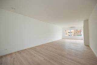 Schitterend gerenoveerd appartement in een gerenoveerd gebouw in het hartje van de gemeente Schoten vlakbij winkels, Markt, openbaar vervoer, .... Het appartement is gerenoveerd met oog voor de toekomst. Het appartement geniet van een zeer groot terras van +/- 44 m² met een goede zonoriëntatie.<br /><br />Indeling van het appartement:<br /><br />Via de inkomhal betreed je het appartement. De inkomhal is voorzien van een afzonderlijk toilet met handenwasser. De lichtrijke leefruimte op parket geniet een oppervlakte van +/- 35 m² en geniet van grote ramen aan de voorzijde. Achteraan bevindt zich de open ingerichte keuken voorzien van kasten, kookfornuis, Amerikaanse frigo, dampkap, spoeltafel en vaatwasser. Via de keuken kom je terecht op het aangrenzende zonneterras dat een oppervlakte geniet van +/- 44 m², aangelegd met bankirai. De masterbedroom (+/- 13,15 m²) op parket geniet van een aansluitende dressingruimte (+/- 6,23 m²) en een ensuite badkamer met dubbele lavabo met meubel, inloopdouche, ligbad en toilet. De tweede slaapkamer (+/- 15,11m²) geniet van een ensuite badkamer voorzien van wastafel met meubel en inloopdouche.<br /><br />Het appartement is gelegen in een kleinschalig volledig gerenoveerd gebouw met lage algemene onkosten. Individuele nutsvoorzieningen. Kelderberging.<br />Verwarming met lucht-lucht warmtepomp.