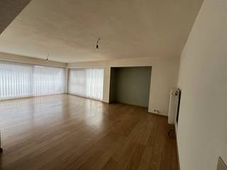 Te huur: ruim en instapklaar appartement met twee volwaardige slaapkamers, een lichtrijke leefruimte, een vernieuwde en volledig uitgeruste keuken, een ruime badkamer en een groot terras waar u in alle rust kunt genieten van het buitenleven. Het appartement biedt alle comfort en is ideaal voor wie op zoek is naar een aangename woonomgeving. De maandelijkse huurprijs bedraagt €950, aangevuld met een voorschot van €50 voor de syndickosten en een voorschot van €75 voor koud water en verwarming. Er is bovendien de mogelijkheid om een private kelder bij te huren voor €50 per maand. Het appartement is onmiddellijk beschikbaar. Ben je geïnteresseerd in dit pand te huur in Oostende? Ga naar de website www.dermul.be, klik op het pand dat je wenst te huren. Via de knop "ik heb interesse" vragen we u kort een profiel in te vullen. Daarna nemen we contact op voor een bezoek. Telefonisch kunnen er geen afspraken gemaakt worden.