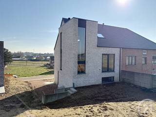 <p>Deze woning van 188 m² heeft een inkomhal met gastentoilet, technische berging, 2 slaapkamers en badkamer op de gelijkvloers. Vervolgens op het eerste verdiep kom je in de ruime leefruimte met open keuken, wasplaats/berging en toilet. <br />Op de tweede verdieping heb je polyvalente ruimte die ideaal is als slaapkamer maar kan opgesplitst worden in 2 slaapkamers of master bedroom met extra badkamer.</p><p>De afwerking is volledig naar keuze van de koper (keuken, badkamer)<br />Hier worden kwalitatieve materialen gebruikt voor de afwerking.</p><p>Vloerverwarming, warmtepomp, zonnepanelen, regenwaterput, ... kortom ZEER ENERGIEZUINIG !!!</p><p>De ligging is hier ideaal wat betekent dat je rust hebt maar ook vlakbij de autostrade met verbinding naar Aarschot, Hasselt, Leuven en Brussel.</p><p>Wens je een gratis schatting? Vergeet dan zeker geen contact met ons op te nemen!!!</p><p>Wil jij meer informatie over deze woningen? Bel ons dan op 016 90 10 21 of mail naar info@future-home.be.</p><p>Woongebied met landelijk karakter, Vergunning, Verkavelingsvergunning, Geen Dagvaarding, Geen voorkooprecht.<br /> </p>