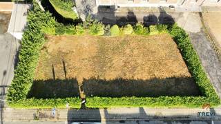 SOUS OPTION Tubize, non loin du centre et des commerces, joli terrain constructible plat de 3 ares 8 centiares pouvant accueillir une belle villa...