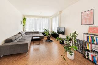 <p>Deze gezellige en trendy gezinswoning is gelegen in het hartje van Willebroek, waardoor winkels, scholen en horecazaken op wandelafstand zijn.</p><p></p><p>Uiteraard is er een uitstekende verbinding met de A12, N16 en E19. Je wordt verwelkomd in de gezellig inkomhal met gastentoilet. Hier voel je al meteen de warme en simplistische sfeer. De eyecatcher van de woning is zonder twijfel de lichtrijke leefruimte met zicht op de groene tuin. De aansluitende keuken werd volledig vernieuwd en voldoet aan alle comfort. Naast de keuken vind je de praktische bergplaats met aansluitingen voor een wasmachine. Onder de trap is nog een extra berging aanwezig. Op de eerste verdieping zijn 3 slaapkamers en een badkamer aanwezig. In de verzorgde tuin kom je tot rust op het aangelegd terras in een oase van groen. Bovendien is er achteraan de woning nog een extra uitweg van 1,5 meter.</p><p></p><p>Kortom de ideale starterswoning!</p><p></p><p>Meer info en documenten op www.malines-group.be</p>