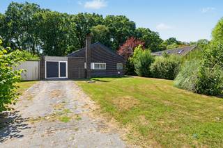 Deze stevig gebouwde vrijstaande woning in Merchtem biedt een uitstekende basis voor wie op zoek is naar een woning met ruimte, potentieel en een bijzonder gunstige ligging nabij Brussel.<br /><br />Het grote voordeel van deze woning is de praktische indeling, waarbij het volledige leefgedeelte zich op het gelijkvloers bevindt. De huidige indeling is perfect bruikbaar als basis en biedt tegelijk heel wat mogelijkheden om de woning volledig naar eigen smaak en hedendaagse woonwensen te renoveren.<br /><br />Een absolute troef is het mooie uitzicht. Vanuit de leefruimtes geniet u van een aangenaam en groen zicht, wat zorgt voor een gevoel van rust en privacy.<br />De woning is te renoveren, maar beschikt reeds over een vernieuwd dak.<br /><br />Daarnaast is de ligging bijzonder interessant. Dankzij de nabijheid van belangrijke uitvalswegen zijn omliggende gemeenten en steden vlot bereikbaar.<br /><br />Werd uw interesse geprikkeld en wens je meer informatie of een bezoek ter plaatse? contacteer Peggy: 0478/37.00.82 of peggy@berno.be