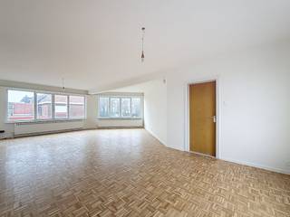 Het appartement is recent gerenoveerd en is voorzien van een lichtrijke woonkamer, keuken, 3 slaapkamers, badkamer, inkomhal en de helft van een dubbele garage.Eerste verdieping:- inkomhal- bijzonder ruime woonkamer op parketvloer met lichtinval langs voor- en achterkant (ca. 50 m²)- 3 slaapkamers, waarvan 1 op parket, de andere op laminaat (ca. 12-12-18 m²)- keuken voorzien van oven, dampkap, gaskookplaat, koelkast met vriesvak en vaatwasser- ingerichte badkamer met douche, lavabo en toilet, aansluiting wasmachine en droogkast- nachthalBijzonderheden:- garage (dubbele garage te delen met andere huurder)- EPC: 193 kWh/m²- onmiddelijk beschikbaar!- vaste kosten 70 euro/maand(ver-)Kopen of (ver-)huren in regio Wuustwezel/BrechtMet vragen kan u altijd bij ons terecht!Dewaele vastgoed met advies.