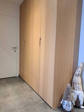 Ruime instapklare BEN-gezinswoning<br /><br />Bent u op zoek naar een recente, energiezuinige en volledig instapklare gezinswoning op een toplocatie? Deze moderne BEN-woning in Lubbeek, vlak tegen Boutersem en Pellenberg, combineert ruimte, comfort en een uitstekende bereikbaarheid richting Leuven, Tienen en de E40.<br /><br />✨Troeven van de woning<br /><br />Energiezuinig én toekomstgericht wonen<br />- Bijna-Energieneutraal (E-peil 25)<br />- 18 zonnepanelen (waarvan 8 extra geïnstalleerd)<br />- Zonneboiler<br />- Ventilatie D<br />- Vloerverwarming<br />- Waterput van 5000 liter (aangesloten op toiletten, buitenkraan, kraan berging en wasmachine)<br /><br />Praktisch &amp; comfortabel<br />- Oprit met plaats voor 3 wagens <br />- Overdekte inkom<br />- 3 slaapkamers met airco<br />- Veel bergruimte<br /><br />🏡Indeling<br /><br />Gelijkvloers<br />- Lichtrijke woonkamer met open keuken<br />- Apart toilet<br />- Grote berging/wasruimte<br />- Extra bureau/kantoorruimte (momenteel speelkamer)<br /><br />1e verdieping<br />- Aangename badkamer met douche, bad, 2 loavabo's en toilet<br />- 3 slaapkamers met airco (waarvan 1 met dressing)<br />- Extra bureau/logeerkamer<br /><br />2e verdieping<br />- Vaste trap naar een ruime, nog af te werken zolder<br />- Ideaal als royale master bedroom met dressing en badkamer<br />- Extra bergruimte mogelijk<br /><br />🌳 Buitenruimte om van te genieten<br /><br />De mooie zuid-oost gerichte tuin met groot terras en ruim tuinhuis (3x5m) is een absolute meerwaarde.<br />De tuin is aangelegd in drie niveaus, wat zorgt voor een uniek en open zicht over het volledige perceel — zowel van binnen als van buiten een echte blikvanger.<br /><br />💡 Samengevat:<br />Een recente, energiezuinige en ruime gezinswoning met uitbreidingsmogelijkheden, op een strategische ligging én met een zonnige tuin.<br /><br />Interesse? Neem gerust contact op voor meer info of een bezoek!