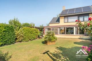 Deze heel rustig gelegen gerenoveerde woning (op het einde van een doodlopende straat in een groene woonwijk) ontvangt je in een mooie inkomhal (met gastentoilet). Zo kom je verder tot in de verrassend ruimtelijk aanvoelende leefruimte. Deze bestaat enerzijds uit een gezellige zithoek met haard, en anderzijds uit een tuinkamer die over de volledige breedte van de woning uitzicht biedt op de tuin. Doordat dit alles zeer open is, voelen de ruimtes mooi als één geheel aan. De aanpalende keuken is praktisch ingericht, en ook hier is er verbinding met de rest van de woning. Verder op het gelijkvloers : een inpandige garage, een ruime lounge én een overdekte zithoek buiten. Hier is dus alles aanwezig om het jaar rond te genieten van het goede leven. Op de eerste verdieping vinden we rond de overloop drie mooie slaapkamers en een badkamer met douche terug. Extra opbergruimte is er op de grote zolder, en in het tuinhuis. Voor de woning is er parkeerplaats voor meerdere wagens voorzien.Bezoekdag zaterdag 22/08! Inschrijven via mail naar stefan@immo-home.be, geen telefonische inschrijvingen! Volg ons op Fb en Insta. Voor meer info: www.immo-home.be. GRATIS SCHATTING & GRATIS FINANCIEEL ADVIES