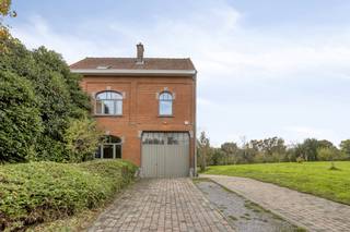 Vous rêvez d'une oase de paix, d'espace et de nature à deux pas de Bruxelles? Alors cette propriété rare au bout du "Tangebeekbos" est parfaite pour vous!Cette maison exceptionnelle offre une tranquillité absolue et une immersion totale dans la nature, sur un terrain de 39a50ca, proche de Populierendal (Grimbergen) mais sous le code postal 1800 Vilvoorde.Disposition de cette maison :Rez-de-chaussée :- Hall d'entrée central - Des différents et spacieux espaces, parfaitement aménagés pour combiner vie et travail (salon, salle à manger, bureau, ...)- Cuisine Dovy- Terrasse ensoleillée et grand jardin sans vis-à-vis- Buanderie pratique et plusieurs cavesPremier étage : Hall de nuit, 3 belles chambres et une première salle de bainDeuxième étage : 2 chambres et 1 salle de bainMaison arrière : Chambre spacieuse, dressing et salle de bainAvantages :- Magnifique jardin- Électricité conforme et PEB C - Beaucoup d'espace pour au moins six voitures- Terrain attenant supplémentaire de 45a60ca à acheter en plus : + 50 000 eurosSituation idéale à l’extrémité de Vilvoorde, près de Grimbergen. Proximité transports en commun et facilités sportives (Mérode Hockey Club,...). Ne manquez pas cette opportunité unique!