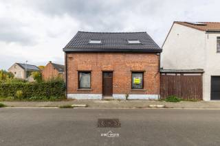 Op een rustige locatie in Melsele bevindt zich deze woning die nog verder afgewerkt dient te worden. Dankzij de reeds geplaatste bijbouw en de ruime indeling biedt dit pand heel wat mogelijkheden om er een woning volledig naar eigen smaak en wensen van te maken.<br /><br />De woning is voorzien om maar liefst 4 slaapkamers te creëren, met één slaapkamer op het gelijkvloers en drie slaapkamers op de eerste verdieping. Ook aan comfort is gedacht, want er zijn voorzieningen voor 2 badkamers, waarvan één op het gelijkvloers en één op de eerste verdieping.<br /><br />Buiten geniet je van een mooie tuin, waar je in alle rust kan ontspannen en volop kan genieten van het buitenleven.<br /><br />Ben je op zoek naar een woning die je nog verder kan afwerken en volledig naar je eigen hand kan zetten? Dan is dit pand in Melsele zeker een bezoek waard!<br /><br />Contacteer ons gerust voor meer info of een bezoek!