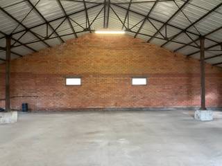 Gunstig gelegen loods/opslagruimte met een oppervlakte van 306 m² ,Toegang via een dubbele schuifpoort. De loods is onmiddellijk...