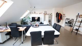 Dit gezellig appartement verwelkomt u met een ruime, lichtrijke woonkamer die grenst met de open keuken. De keuken is volledig uitgerust en beschikt over een keramische kookplaat met dampkap, dubbele spoeltafel, vaatwasmachine, ingebouwde koelkast en oven – ideaal voor wie graag kookt en geniet. <br /><br />Aansluitend aan de woonkamer bevindt zich een gezellig terras, achteraan het appartement is er bovendien een tweede terras. Verder omvat het appartement een apart toilet, een praktische wasplaats/berging, twee volwaardige slaapkamers en een comfortabele badkamer. De badkamer is uitgerust met een stijlvol badkamermeubel, een ligbad én een douche.<br /> 
<ul>
	<li>Het appartement beschikt over centrale verwarming op aardgas.</li>
	<li>De gemeenschappelijke kosten bedragen €60 per maand.</li>
	<li>Beschikbaar vanaf 1 april 2026.</li>
</ul>
<br /><u>Benieuwd naar dit appartement ?</u> <br />Ga naar de website www.dicasa.be, klik op het pand dat je wenst te huren en vul via de knop "Bezoek aanvragen" een kort profiel in. Daarna nemen we contact met je op voor een bezoek. Telefonisch kunnen er geen afspraken gemaakt worden.