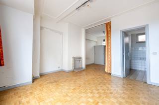Op een steenworp afstand van de Esplanade Madou biedt deze studio van 41 m² een bijzonder interessante kans in een wijk die volop in verandering is. Nieuwe bouwprojecten en de ontwikkeling van de Europese wijk in de directe omgeving: een locatie die profiteert van een bijzonder gunstige dynamiek.<br /><br />Het pand, gelegen op de 5e verdieping van een gebouw uit 1958, moet volledig worden gerenoveerd, maar heeft een verrassend functionele indeling. De woonruimte van ± 23 m² omvat een slaapgedeelte van ± 8 m² met inbouwkast, dat gemakkelijk kan worden afgescheiden om een echt onafhankelijk slaapgedeelte te creëren. Een ander pluspunt: de badkamer van ± 4,5 m² is zowel vanuit de woonkamer als vanuit het slaapgedeelte toegankelijk, wat een mate van privacy biedt die zelden voorkomt in dit type studio. Een aparte keuken van ± 4,5 m² maakt het geheel compleet.<br /><br />PVC-dubbele beglazing uit 2012, individuele verwarming en warm water, EPC-klasse E. De elektriciteit moet aan de voorschriften worden aangepast. Kosten van ± 110 €/maand voor gemeenschappelijke ruimtes en koud water. Een grote kelder maakt het pand compleet.<br /><br />Een mooie kans voor een eerste aankoop of een investering met opwaarderingspotentieel, in een wijk waar het grootste deel van het dagelijks leven te voet of met de fiets kan worden beleefd.<br /><br />
<div>
<p><u><strong>Het pand</strong></u></p>
<ul>
<li>Studio van ± 41 m² volgens EPC</li>
<li>Gelegen op de 5e verdieping van 6</li>
<li>Gebouw uit 1958</li>
<li>Volledig te renoveren pand</li>
<li>Beveiligde deur</li>
<li>Intercom</li>
</ul>
<p><u><strong>Indeling</strong></u></p>
<ul>
<li>Woonkamer van ± 23 m² met aparte slaapruimte van ± 8 m²</li>
<li>Inbouwkast in het slaapgedeelte</li>
<li>Mogelijkheid om het slaapgedeelte fysiek van de woonkamer te scheiden</li>
<li>Indeling die ondanks de studio-opstelling een zekere mate van privacy biedt</li>
<li>Badkamer van ± 4,5 m² met bad/douche, toilet en aansluiting voor wasmachine</li>
<li>Toegang tot de sanitaire voorzieningen vanuit zowel de woonkamer als het slaapgedeelte, een bijzonder praktische indeling</li>
<li>Aparte keuken van ± 4,5 m²</li>
<li>Grote privékelder in de kelder</li>
</ul>
<p><b><u>Technische gegevens</u></b></p>
<ul>
<li>EPB: E</li>
<li>PVC-ramen met dubbele beglazing uit 2012</li>
<li>Individuele warmwatervoorziening</li>
<li>Individuele verwarmingsketel</li>
<li>Elektrische installatie voldoet niet aan de normen</li>
<li>Renovatie nodig</li>
</ul>
<p><b><u>Kosten</u></b></p>
<ul>
<li>Gemeenschappelijke kosten + koud water: ± 110 €/maand</li>
<li>Reservefonds: ± 26 €/maand</li>
<li>Betaalbare onroerendgoedbelasting</li>
</ul>
<p><u><strong>Ligging & potentieel</strong></u></p>
<ul>
<li>Vlakbij de Esplanade Madou</li>
<li>In het hart van een wijk die volop in transformatie en gentrificatie is</li>
<li>Nieuwbouwprojecten in de omgeving</li>
<li>Vlakbij de Europese wijk en de vestiging van het hoofdkantoor van de Europese Commissie</li>
<li>Winkels en voorzieningen in de buurt</li>
<li>Uitstekende bereikbaarheid met het openbaar vervoer</li>
<li>Wijk die bijzonder geschikt is om te voet en met de fiets te verplaatsen</li>
<li>Een interessante locatie voor een eerste aankoop of een investering, met potentieel voor waardestijging na renovatie</li>
</ul>
</div>