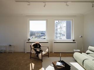 <p><b>Hoogwaardig gerenoveerd 3 slaapkamer appartement met adembenemend uitzicht te koop nabij Brugge station.</b></p>
<p></p>
<p>Op de bovenste verdieping van een verzorgd gebouw bevindt zich dit prachtig en hoogwaardig gerenoveerde appartement. Dankzij de hoge ligging en de grote raampartijen geniet het appartement van een uitzonderlijke hoeveelheid natuurlijk licht en een adembenemend uitzicht vanuit elke ruimte.</p>
<p></p>
<p>Het appartement werd recent (2026) volledig gerenoveerd met kwalitatieve materialen en veel aandacht voor comfort en afwerking. De leefruimte vormt het hart van de woning en biedt een unieke woonbeleving dankzij het open zicht en de overvloed aan daglicht. Aansluitend bevinden zich drie volwaardige slaapkamers, wat het appartement bijzonder geschikt maakt voor gezinnen, studerende kinderen, koppels die extra ruimte wensen of wie een thuiswerkplek nodig heeft.</p>
<p></p>
<p>Verder beschikt het appartement over een aangenaam terras en een extra balkon, waardoor u op verschillende momenten van de dag kan genieten van de buitenlucht en het uitzicht. De aparte wasruimte zorgt voor extra praktisch comfort in het dagelijkse leven.</p>
<p></p>
<p>Het gebouw is uitgerust met een lift, fietsberging en bij het appartement hoort bovendien een privatieve kelderberging, ideaal voor extra opslagruimte.</p>
<p></p>
<p>Dit instapklare appartement combineert ruimte, licht, kwaliteit en een uitzonderlijk uitzicht op een topligging.</p>