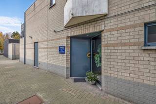 Deze uitzonderlijke eigendom combineert wonen en werken op één locatie.Het pand omvat een woning van ±312 m², een dubbele garage, een...