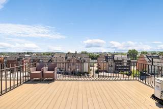 <p>Op een toplocatie aan de populaire Centrumlaan in Ninove bevindt zich dit <strong>luxueus afgewerkte</strong> penthouse. Het appartement werd in 2016 <strong>volledig gerenoveerd</strong> met hoogwaardige materialen en combineert hedendaags wooncomfort met een <strong>uitstekende centrale ligging</strong>.<br /></p><p>Het penthouse beschikt over een lichtrijke leefruimte met een strakke, volledig ingerichte open keuken, één ruime slaapkamer, een praktische berging en een moderne badkamer met inloopdouche, lavabo en toilet.<br /></p><p>Een<strong> absolute troef</strong> zijn de<strong> twee ruime terrassen</strong> aan zowel de voor- als achterzijde, waar u op elk moment van de dag heerlijk kunt genieten. <strong>Alle technieken werden vernieuwd</strong> en het appartement is bovendien uitgerust met <strong>airconditioning</strong>.<br /></p><p>Restaurants, winkels, het station en het Ninia Shopping Center bevinden zich in de onmiddellijke omgeving. <br />Dankzij de<strong> lage gemeenschappelijke kosten</strong> is dit appartement ook bijzonder interessant als investering.</p>