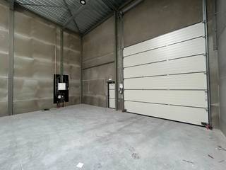 Uiterst goed gelegen magazijn van 205 m² met bijhorend 101 m² kantoor en 3 private parkeerplaatsen.Op slechts 500 m van de N60 en ca. 1,5 km van de...