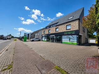 Op een sterke commerciële zichtlocatie langs de Antwerpseweg in Geel biedt KRIAN dit verhuurde investeringspand aan, bestaande uit een ruime handels-/kantoorruimte, afzonderlijk atelier en privatieve garage P1.<br /><br />De niet-residentiële EPC-eenheid heeft een oppervlakte van 258 m² en behaalt een gunstig EPC-label B. Het pand beschikt onder meer over centrale verwarming met condenserende ketel én warmtepomp, koeling en LED-verlichting.<br /><br />Dankzij de ligging langs een belangrijke invalsweg geniet het pand van een uitstekende bereikbaarheid en zichtbaarheid!<br /><br />Troeven<br />Goed verhuurd (handelshuurwetgeving van toepassing)<br />EPC-label B<br />EPC-oppervlakte 258 m²<br />afzonderlijk atelier<br />privatieve garage P1<br />sterke zichtlocatie<br />vlotte bereikbaarheid<br /><br />Stedenbouwkundige en overige informatie: gelegen in woongebied; stedenbouwkundige vergunningen voor het oprichten van een winkel met appartementen en voor het bouwen van een dakverdieping en regularisatie van garages; verkavelingsvergunning van toepassing. Geen Vlaams voorkooprecht van toepassing. Bodemattest: geen aanwijzingen voor bodemverontreiniging en geen gebruiksadviezen of -beperkingen.<br />Overstromingsinfo: P-score D – G-score D (middelgrote kans op overstromingen). Het perceel ligt niet in een signaalgebied, niet in een afgebakende oeverzone of afgebakend overstromingsgebied en niet in een risicozone voor overstromingen.<br />Er geldt een wettelijke erfdienstbaarheid van openbaar nut: erfdienstbare strook langs de Poeyelveldloop voor ruimingswerken.<br /><br />Beschikbaar cfr handelshuurovereenkomst.