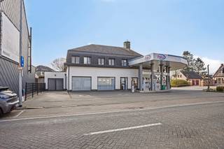 Groot gebouw (360m²) met o.a. 3 slpk, handelsruimte en dubbele garage. Het benzinestation wordt verhuurd à +- €2300/mnd. Een gegarandeerde...