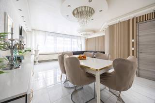 Bent u op zoek naar een woning die ruimte en comfort biedt? Deze bel-etagewoning beschikt over drie slaapkamers, een tuin en een inpandige garage!<br /><br />Indeling<br />U betreedt de woning via een inkomhal met tegelvloer, die doorgang geeft naar een handige berging en de ruime garage (33m²) met aansluitingen voor een wasmachine en droogkast. Via de garage bereikt u de ruime, onderhoudsvriendelijke tuin (64m²) met tegels. Geen zorgen dus over het maaien van het gras!<br />Op de eerste verdieping bevindt zich een grote woonkamer (29m²), vanwaar u de keuken (8m²) met ingebouwde toestellen kunt bereiken. Op deze verdieping vindt u tevens een apart toilet.<br />Op de tweede en tevens bovenste verdieping bevinden zich drie slaapkamers (17m², 14m² en 6m²) en een badkamer met ligbad, douchefunctie en toilet..<br /><br />Ligging<br />Op een steenworp van uw voordeur vindt u de premetrohalte Sport, waar u gebruik kunt maken van maar liefst drie tramlijnen. Zo bent u in enkele ogenblikken overal in Antwerpen. Voor de enthousiaste concertgangers onder ons delen wij graag mee dat het Sportpaleis zich vlak bij uw nieuwe thuis bevindt. Verder vindt u verschillende horecazaken, winkels en supermarkten op wandelafstand van de woning.<br /><br />Pluspunten<br />- Gunstig EPC: energielabel B!<br />- Elektrische installatie conform tot 2044!<br />- Hoogrendementsbeglazing!<br />- Elektrische rolluiken!<br /><br />Klinkt deze woning als uw toekomstige thuis? Bel dan snel naar One vastgoed via 03 360 85 30!