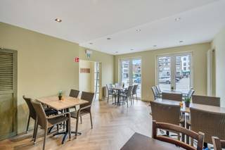 Dit handelspand is gelegen aan het (centrale) marktplein van Diepenbeek. Tot voorkort was er een restaurant met aparte afhaalruimte. Voor het pand is er de mogelijkheid om een groot terras (zonneluifel is reeds aanwezig) te plaatsen. Het pand is voorzien van alle hedendaagse benodigdheden (inkomhal, ruime zaal met toog, M/V-toiletten, keuken, aparte afwasruimte, berging met zij-ingang, polyvalente ruimte (privé bureel of aparte commerciële ruimte of ...). Verder is er een kelderberging met garagepoort die uitgeeft aan de achterkant van het gebouw. <br />Het pand werd door de huidige eigenaars goed onderhouden en is nu klaar voor nieuwe eigenaars. <br />Interesse? 011/873307 of info@puur-groep.be