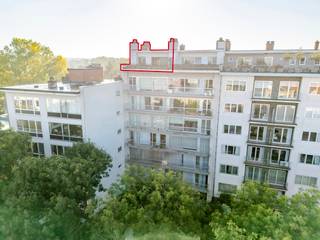 <p><strong>Ben je op zoek naar een instapklaar penthouse met zonneterrassen en uniek zicht op groen in Aalst? Gevonden!</strong><br />Op een absolute toplocatie langs de Parklaan, vlak aan het stadspark en natuurgebied Osbroek, vind je dit volledig gerenoveerde penthouse waar licht, rust en comfort centraal staan. Hier woon je letterlijk met de natuur als achtertuin, met directe toegang tot het Osbroekpark, terwijl je tegelijk geniet van een vlotte bereikbaarheid richting E40, winkels en het centrum op wandelafstand.</p>
<p>Dit appartement (zevende verdieping) werd grondig aangepakt: alle elektriciteit en waterleidingen zijn vernieuwd, het parket werd opgeschuurd &amp; vernist én er werd geïnvesteerd in nieuwe ramen (geluidswerend en vierseizoensglas) met elektrische zonnewering en een airco. Bovendien beschikt het appartement over een gunstig EPC-label, conforme elektrische keuring en een asbestveilig attest. Extra troeven zijn de ruime private kelder, een gedeelde fietsenberging en de mogelijkheid om een garagebox (sectionale poort) aan te kopen voor €30.000. Ook het gebouw zelf werd goed onderhouden met een vernieuwde lift, recent verwarmingssysteem en vernieuwde terrassen tijdens de dakrenovatie.</p>
<p>Indeling: De lichtrijke leefruimte met open keuken geeft uit op het eerste, zuidoostgerichte terras met prachtig zicht op het groen. Verder vinden we de praktische wasplaats/berging en de slaapkamer met aansluitend de vernieuwde badkamer. Aan deze zijde bevindt zich het tweede, zuidwestgerichte zonneterras. Dankzij de complementaire oriëntatie van beide terrassen geniet je hier de hele dag door van de zon!<br /><br />Wil je dit penthouse zelf ontdekken? Bezoekdag op 24/10!</p>