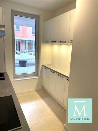<p><span>Gelijkvloers nieuwbouwappartement met 2 slaapkamers en terras/tuin op toplocatie!</span></p><p><span>Wil je wonen nabij het centrum van Lier en toch in een groene, autoluwe en rustige oase? Lees dan maar verder!</span></p><p><span>Op een uitstekende locatie nabij het centrum van Lier bevindt zich dit gelijkvloers, energiezuinig nieuwbouwappartement in de residentie "Hof Berlamuze". De Grote Markt, winkels, scholen, muziekschool, openbaar vervoer....alles op wandelafstand bereikbaar!</span></p><p><span>Via de inkomhal bereiken we de lichtrijke leefruimte die U perfect kan inrichten met gezellige zithoek en eetplaats. Via de leefruimte heeft men toegang tot het ruim terras en volledig omheinde tuin dewelke ideaal is om in alle rust en privacy te vertoeven! </span></p><p><span>De open keuken is mooi geïntegreerd in het geheel en voorzien van de meest kwalitatieve toestellen. Tevens beschikt het appartement over twee mooie slaapkamers, badkamer (voorzien van wastafel en inloopdouche) apart toilet en praktische berging/wasplaats.Daarnaast is in de ondergrondse parking een autostaanplaats aanwezig, deze dien je verplicht bij te huren aan 75 euro/maand.Fietsen kan je veilig stallen in de ruime gemeenschappelijke fietsenberging.Het appartement werd volledig geschilderd!</span></p><p><span>Interesse? Wacht zeker niet te lang en contacteer ons (bel 015/20.20.82 of info@demakelaardij.be)</span></p><p><span> </span></p>