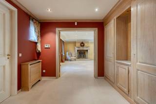 <h2><strong>Klassevolle villa te Bierbeek: wonen in een oase van ruimte en rust</strong></h2><p>Aan het einde van een doodlopende straat, waar jouw ontmoeting met de natuur begint, tref je deze uitzonderlijk ruime villa. Hier word je elke dag begroet door volwassen groen en de zachtheid van het platteland. Dagen met een gouden randje, dankzij de nabijheid van velden en het Meerdaalwoud: wandelpaden, bos en eindeloze vergezichten vind je op enkele stappen van jou vandaan. En toch op een boogscheut van Leuven, het Researchpark Haasrode en alle voorzieningen die Bierbeek rijk is.</p><p>Vandaag in een nog op te frissen staat, maar vanaf je eerste entree ervaar je het meteen: grandeur, kwaliteit en comfort. De royale inkomhal opent zich naar ruimtes vol licht, waar de natuurstenen vloeren en grote ramen een serene elegantie uitstralen. De veranda rondom brengt licht en buitengevoel binnen. In de winter als gezellige wintertuin, in de zomer als open verbinding met de tuin.</p><p>Eén van de hoogtepunten? Het binnenzwembad, dat rechtstreeks aansluit op het terras en de tuin. Daarnaast is er een sauna voor wie extra ontspanning zoekt – een compleet wellnessgevoel is dus gegarandeerd. De tuin werd voorzien van drie waterpartijen, brede graszones en een idyllische serre. Dankzij de doordachte beplanting is je privacy er volledig gewaarborgd.</p><p>De woning leent zich dankzij z’n oppervlakte eenvoudig tot gelijkvloers wonen, maar heeft dankzij de vier kamers verspreid over twee etages ook alle ruimte boven.<br /><br />Kortom, deze villa vormt een solide basis van hoogwaardige materialen die binnenkort luxueus zal stralen. Zie jij jezelf wonen in het gezelschap van een binnenzwembad, een wintertuin en verlang je naar 100% privacy op een toplocatie in Bierbeek? Geef Jes dan snel een seintje voor een persoonlijk bezoek.</p><figure><div></div></figure>